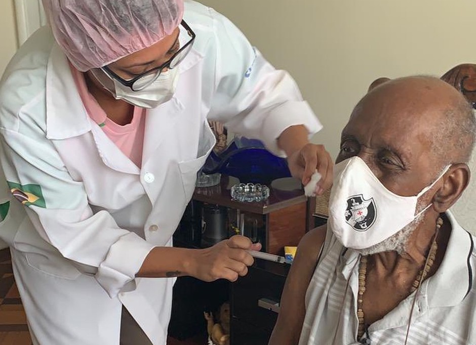 Nelson Sargento, da Mangueira, com 96 anos, recebe sua segunda dose