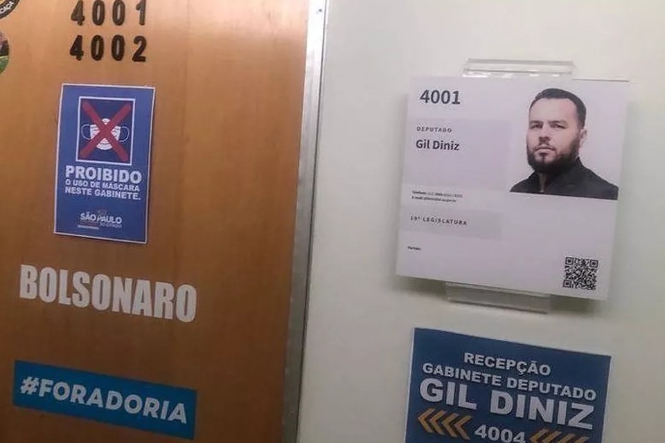 Porta do gabinete do deputado estadual Gil Diniz