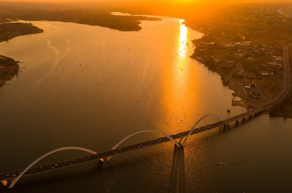 por do sol ilumina a ponte jk e o lago paranoá