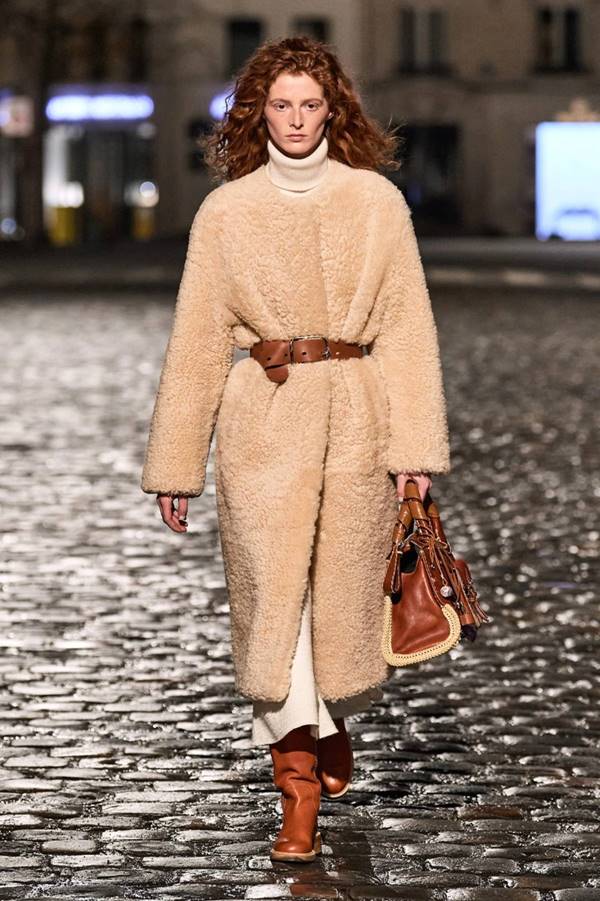 Look da coleção outono/inverno 2021 da grife Chloé