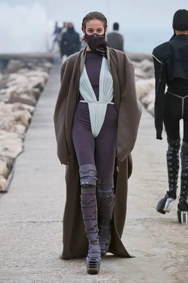 Look da coleção outono/inverno 2021 feminina da grife Rick Owens