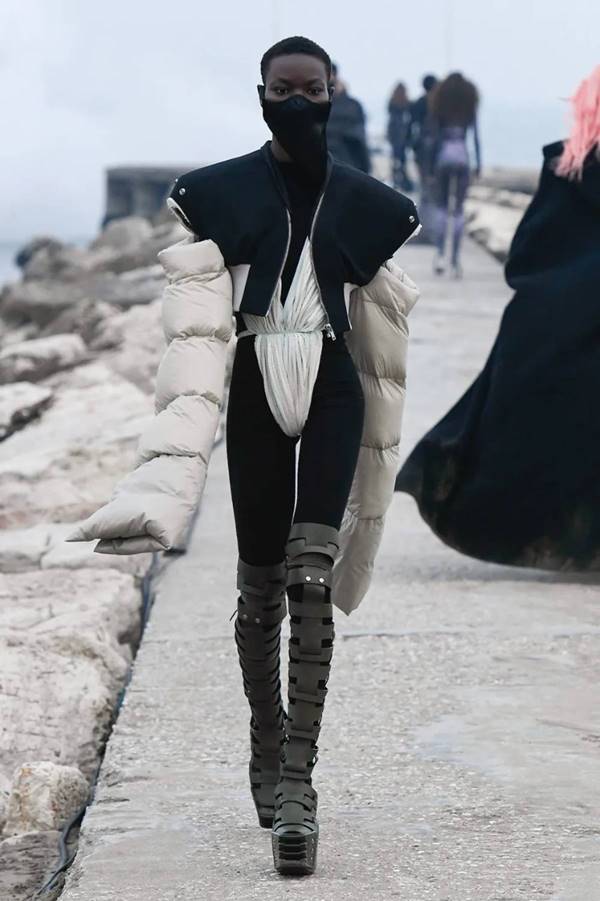 Look da coleção outono/inverno 2021 feminina da grife Rick Owens