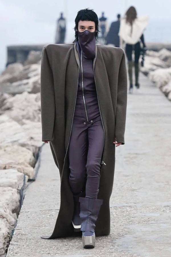 Look da coleção outono/inverno 2021 feminina da grife Rick Owens