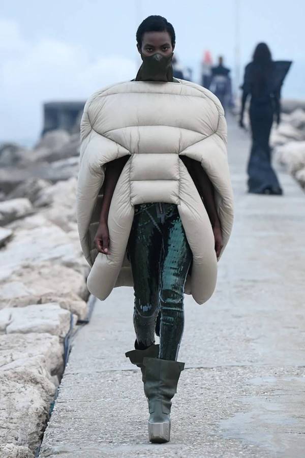 Look da coleção outono/inverno 2021 feminina da grife Rick Owens