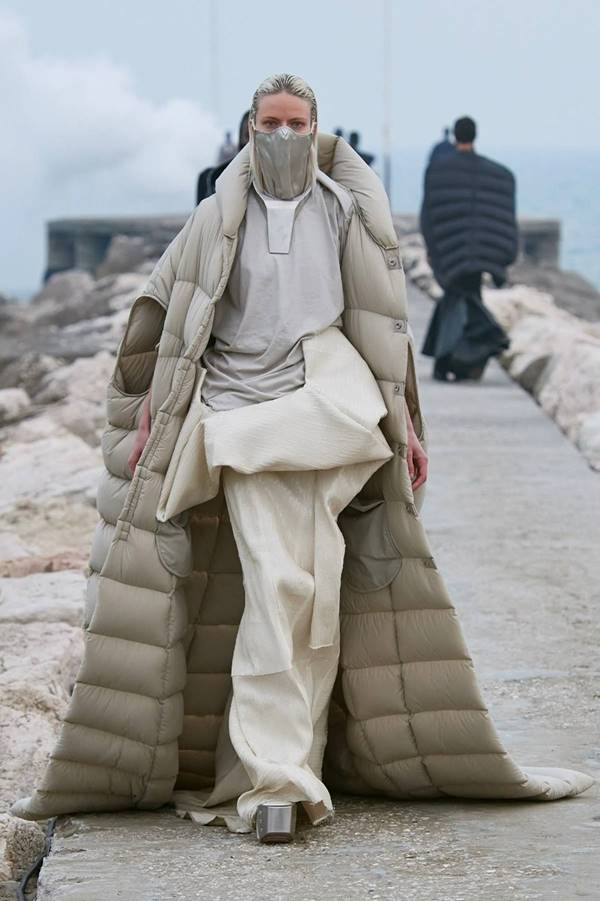 Look da coleção outono/inverno 2021 feminina da grife Rick Owens