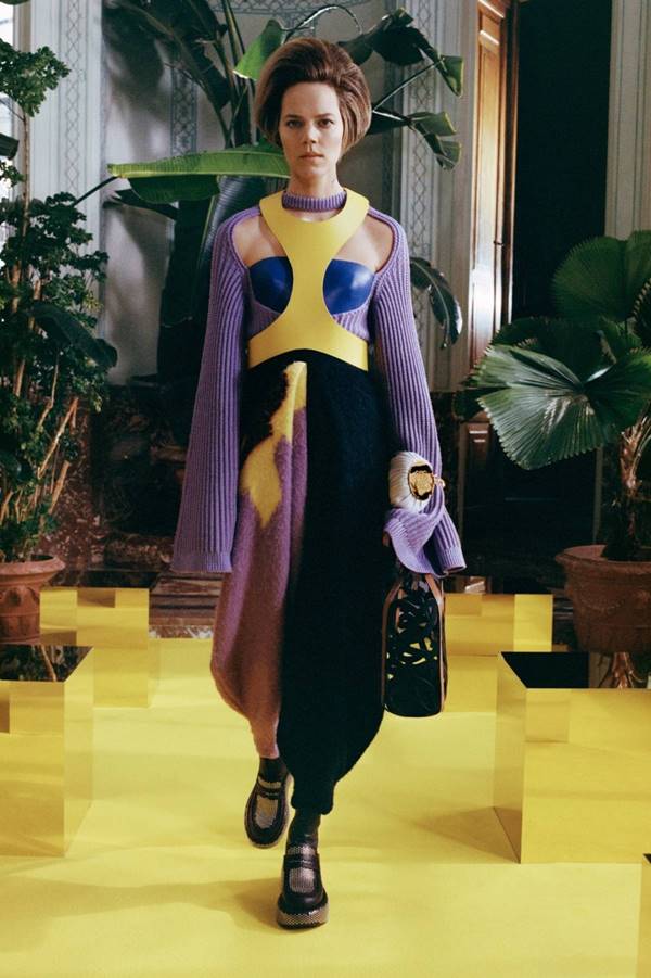 Look da coleção outono/inverno 2021 feminina da grife Loewe