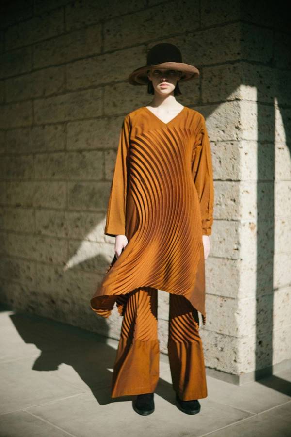 Look da coleção outono/inverno 2021 da grife Issey Miyake