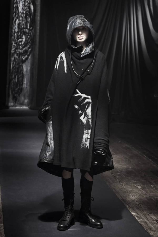 Look da coleção outono/inverno 2021 da grife Yohji Yamamoto