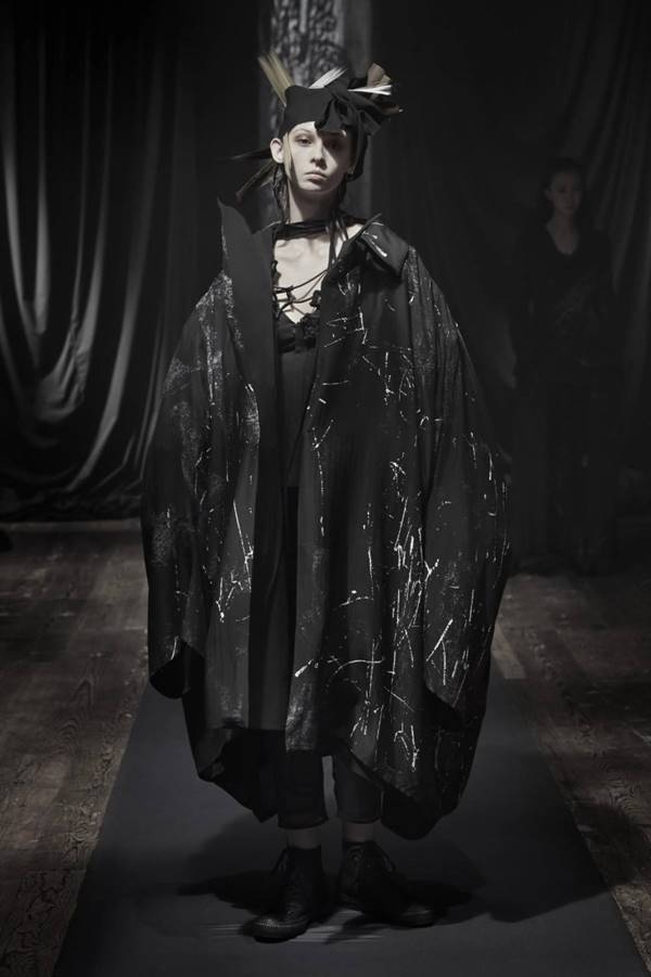 Look da coleção outono/inverno 2021 da grife Yohji Yamamoto