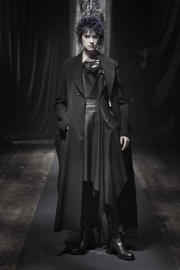 Look da coleção outono/inverno 2021 da grife Yohji Yamamoto