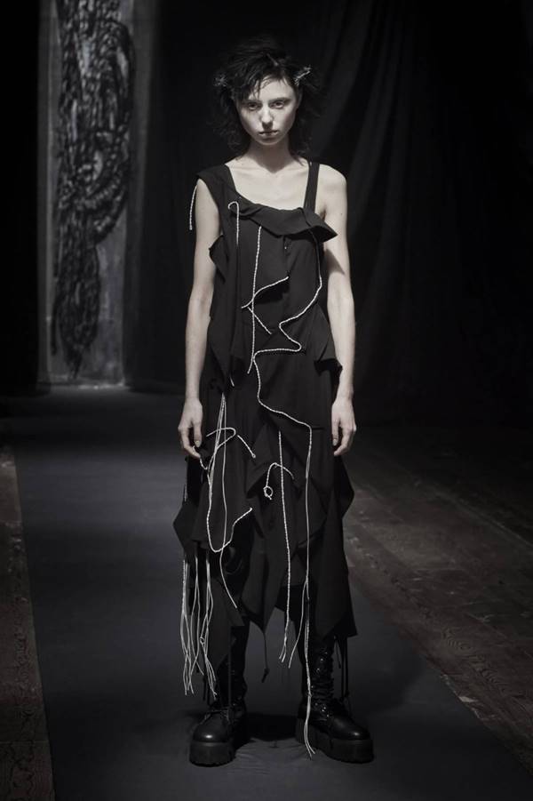 Look da coleção outono/inverno 2021 da grife Yohji Yamamoto