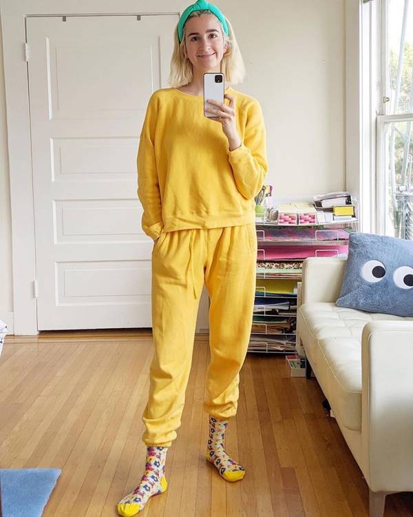 Lucy Litman com look nas cores de 2021 da Pantone