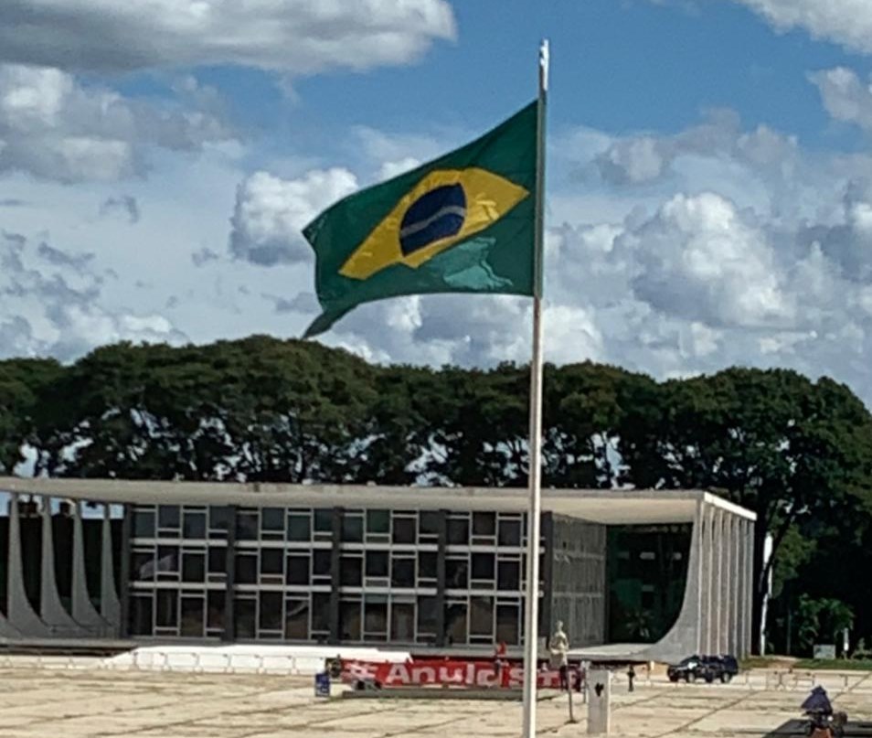 Faixa pedindo a anulação dos processos contra Lula colocada em frente ao STF