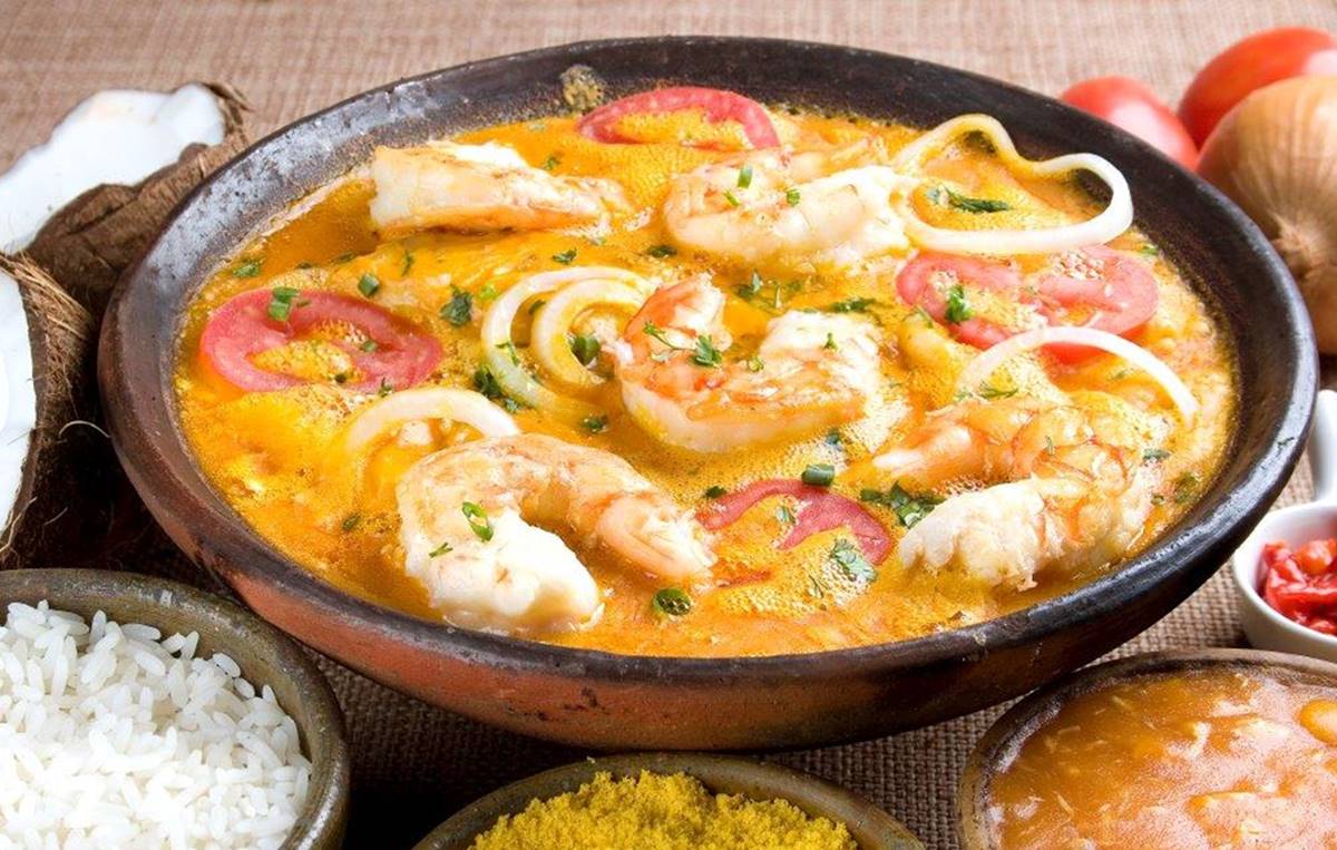 Na foto, um prato com moqueca de camarão e peixe - Metrópoles