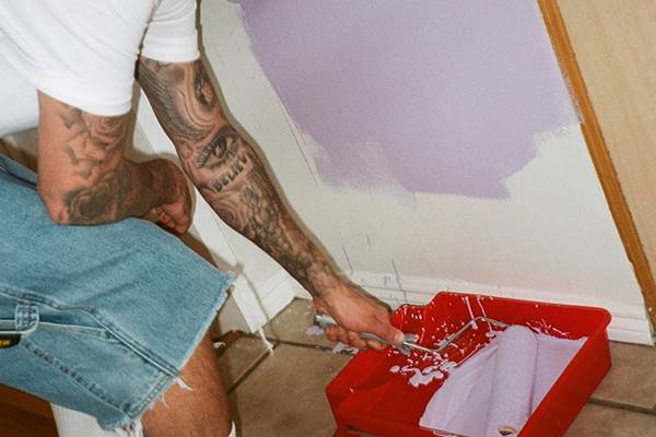 Justin Bieber pintando uma parede de lavanda