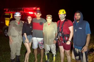 pessoas resgatadas pelo corpo de bombeiros durante enchente em goiás