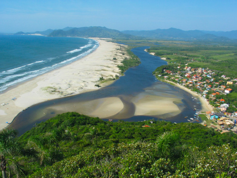 praia onde o rio encontra o mar no sul 