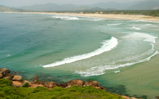 praia do Brasil com ondas