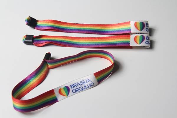 Pulseira de arco-íris da loja virtual do Brasília Orgulho