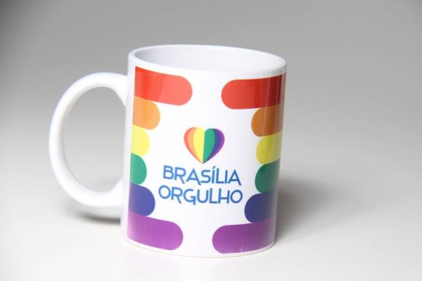 Caneca de arco-íris da loja virtual do Brasília Orgulho