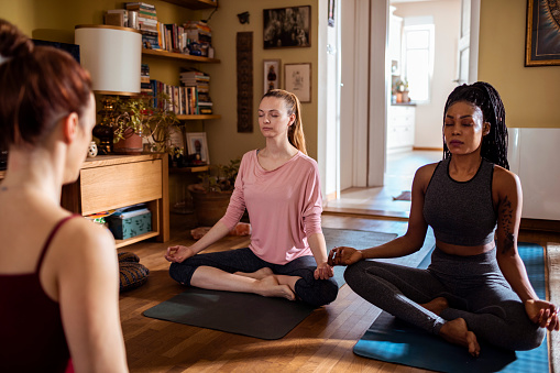 mulheres praticando yoga