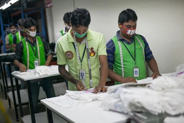 Trabalhadores de fábrica têxtil