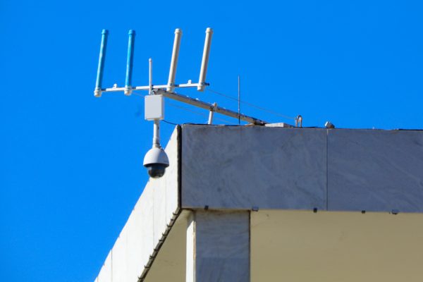 A antena fake, feita com canos de PVC