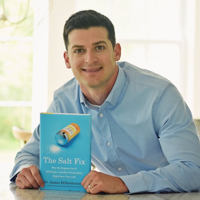 James DiNicolantonio segurando seu livro The Salt Fix