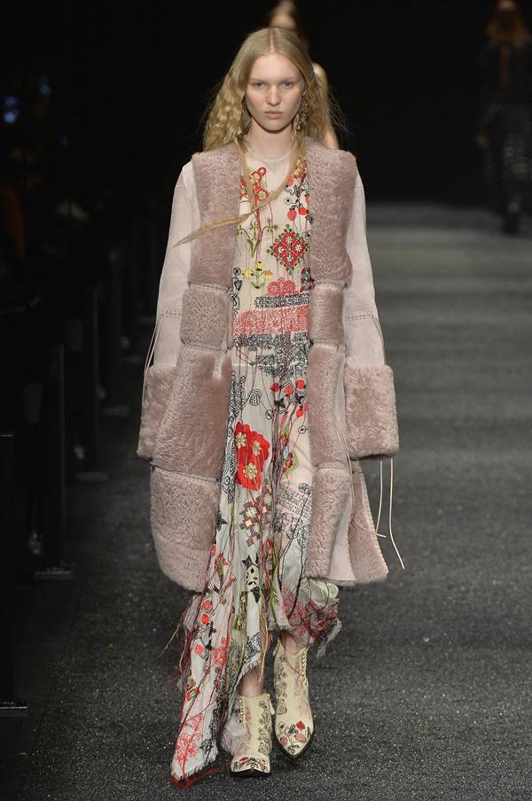 Look de desfile da Alexander McQueen