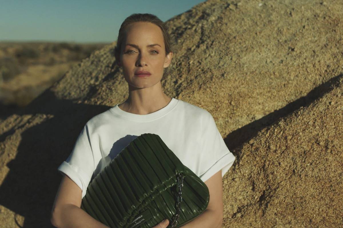 Amber Valletta em campanha para sua collab com a grife Karl Lagerfeld