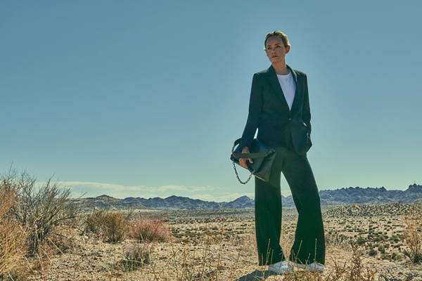 Amber Valletta em campanha para sua collab com a grife Karl Lagerfeld