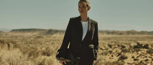 Amber Valletta em campanha para sua collab com a grife Karl Lagerfeld