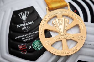 Bola e medalha da Supercopa do Brasil 2021