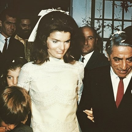 Jackie e Aristóteles Onassis no dia do casamento na ilha de Skorpios, em 1968