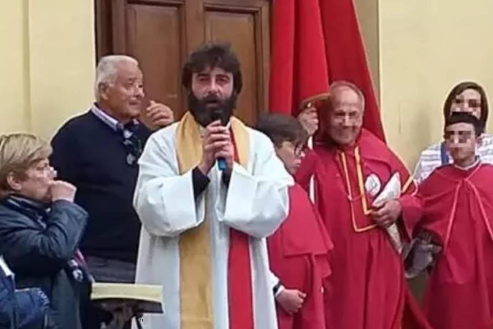 Padre anuncia que está apaixonado durante missa