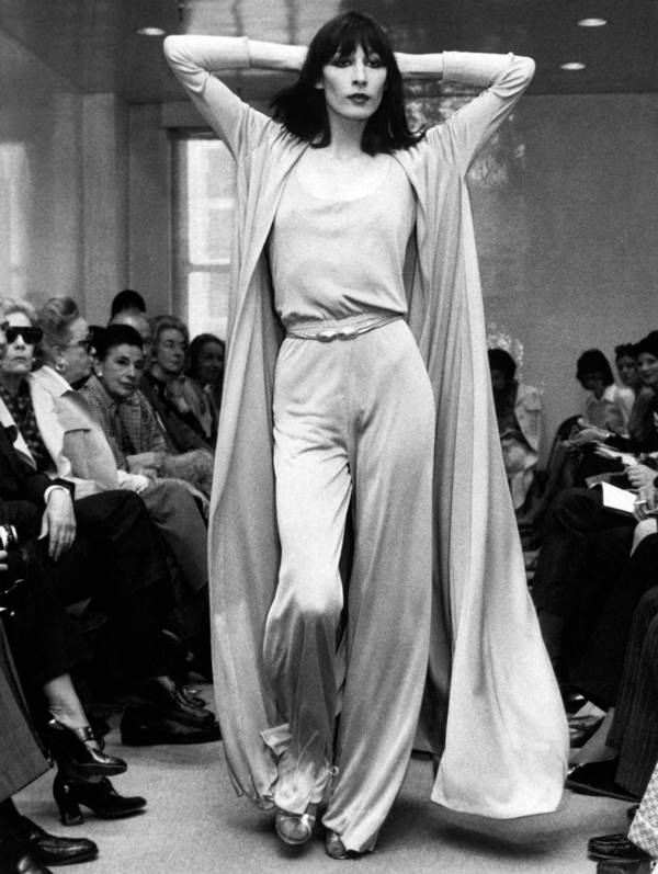 Anjelica Huston desfilando para Halston em 1972