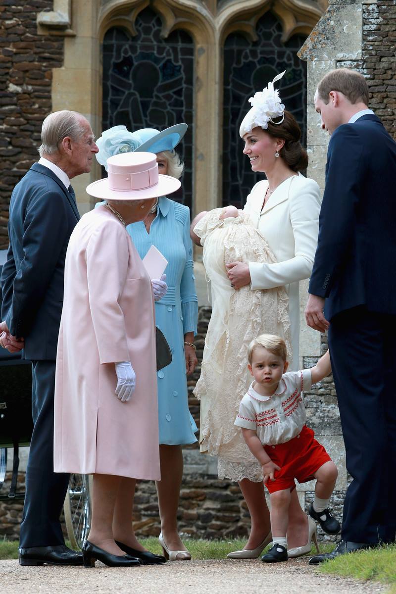 Rainha Elizabeth, príncipe Philip, Camilla Parker, Kate Middleton, princesa Charlotte e príncipe William com George