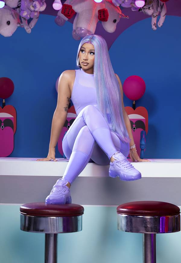 Cardi B na campanha da collab Summertime Fine, com a Reebok