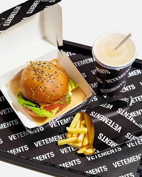 Lanche com logos Vetements