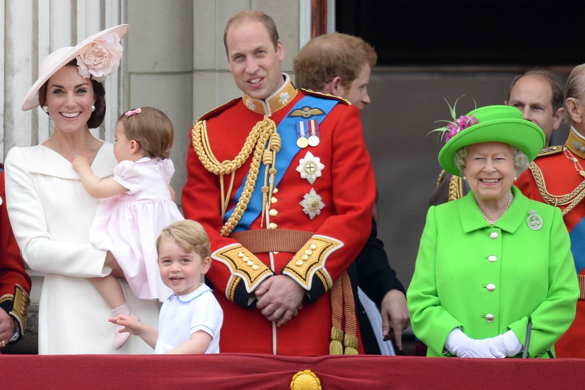 Kate Middleton, Charlotte, George, William e rainha Elizabeth