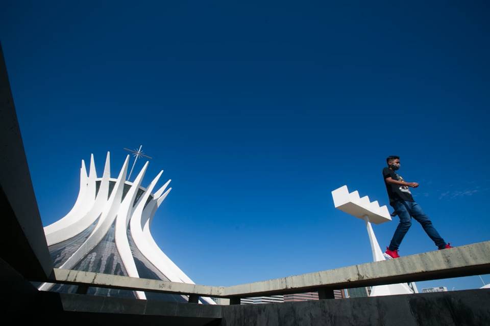 Homem próximo da catedral