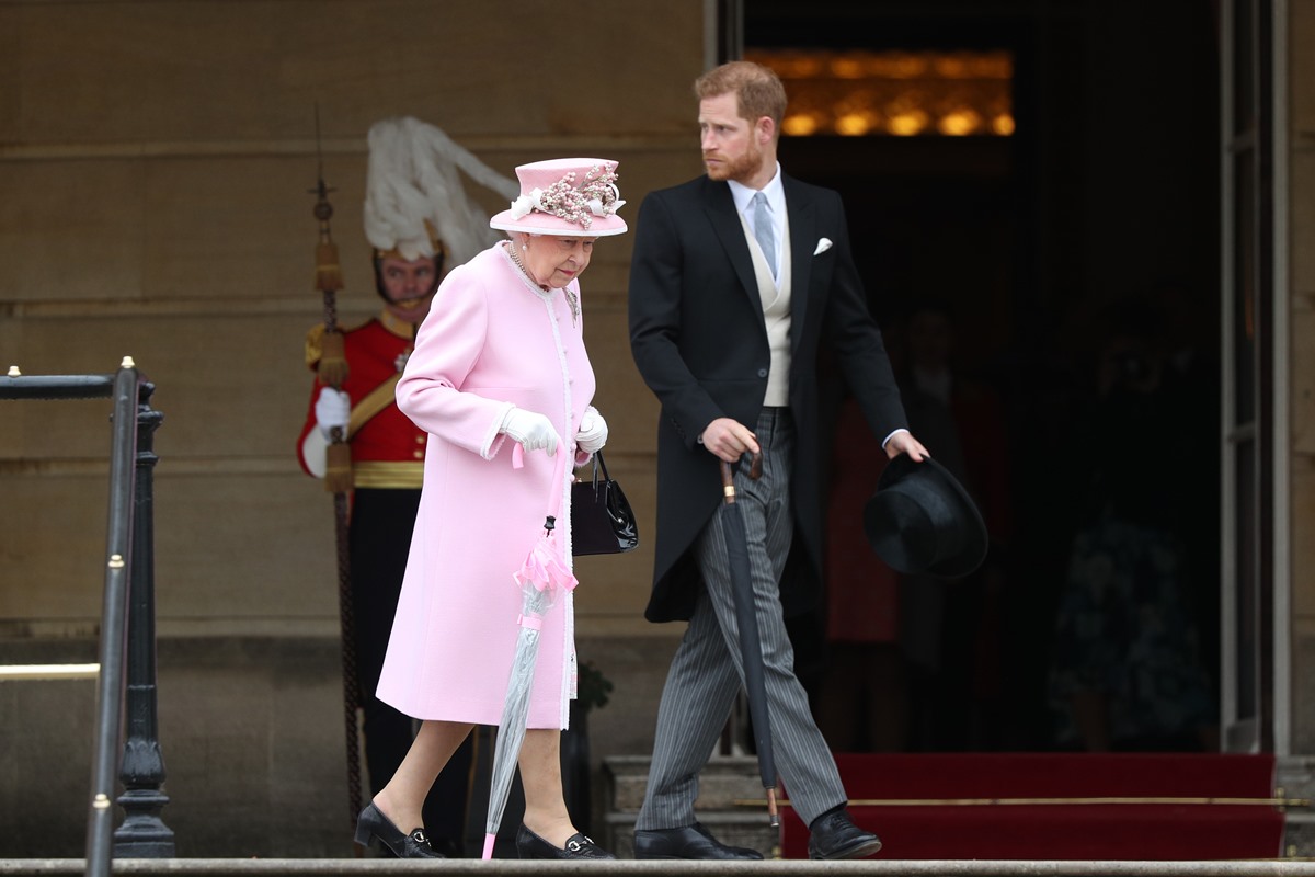 Rainha Elizabeth e principe Harry