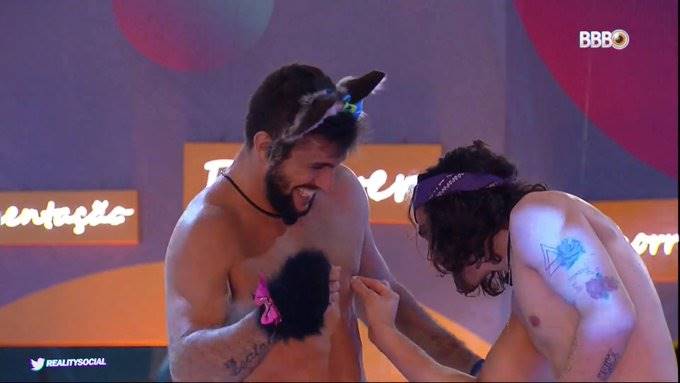 Fiuk belisca mamilo de Arthur no BBB21