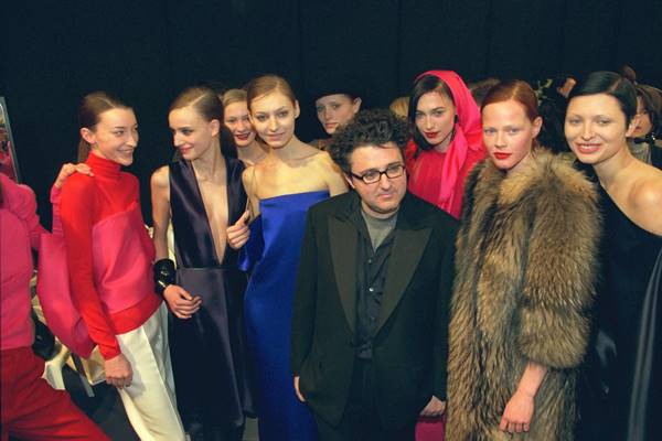 Alber Elbaz e modelos em desfile da YSL