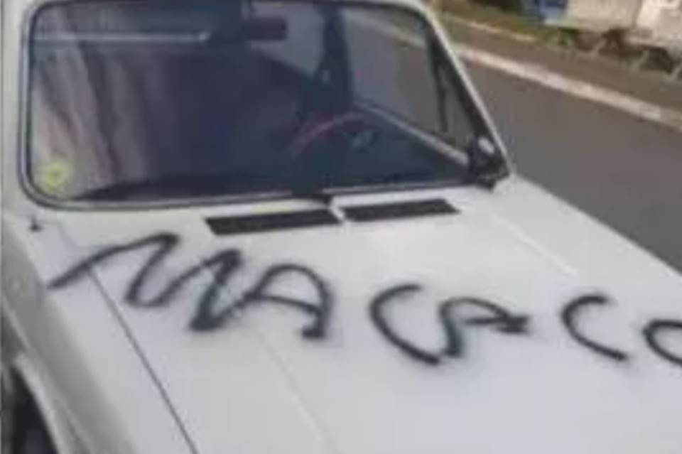 Homem tem carro pichado com frase racista