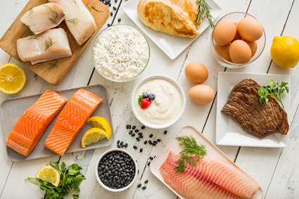 Foto colorida mostra fontes de proteína como ovos, salmão e queijo cottage - Metrópoles