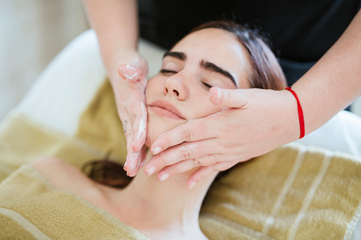 massagem facial no spa, skincare técnicas de beleza