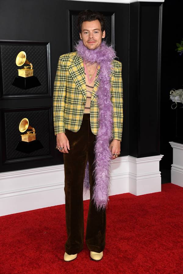 Harry Styles vestindo Gucci no tapete vermelho do Grammy 2021