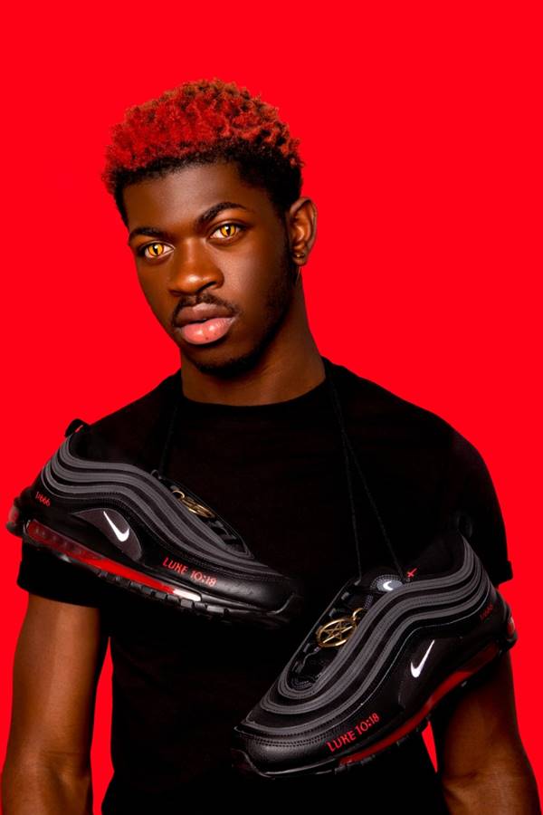 Lil Nas X na campanha dos Satan Shoes, tênis lançados em parceria com a MSCHF