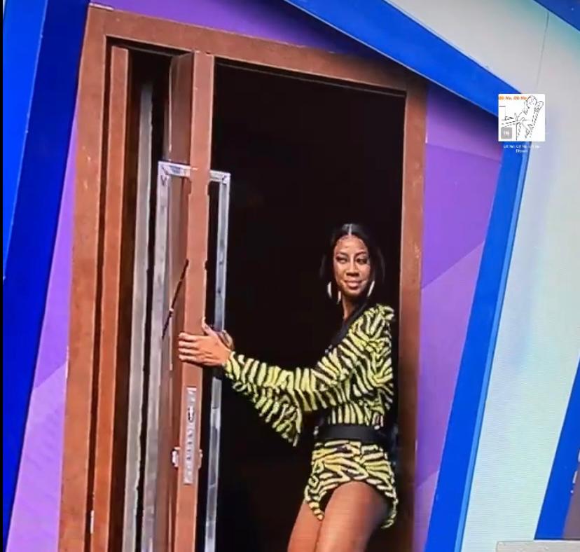 Camilla de Lucas entrando na casa na gravação do Especial 101